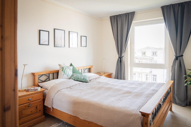 Großes Schlafzimmer mit King-Size-Doppelbett