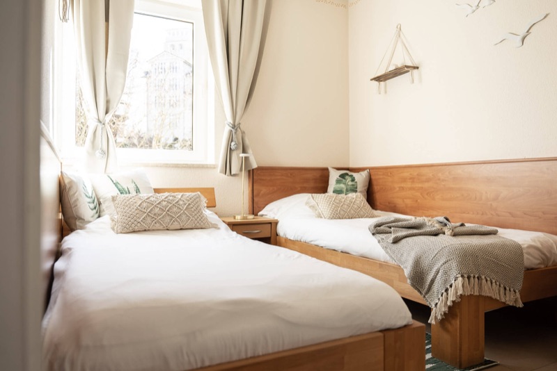 Kleines Schlafzimmer mit zwei Einzelbetten
