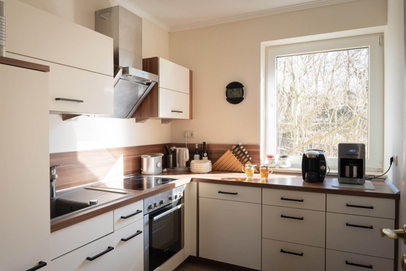 Voll ausgestattete Küche mit Backofen, Geschirrspüler und zwei Kaffeemaschinen