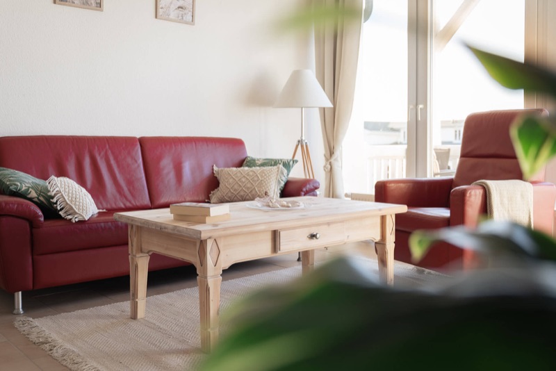 Sofaecke mit Ledercouch, Sessel und Couchtisch