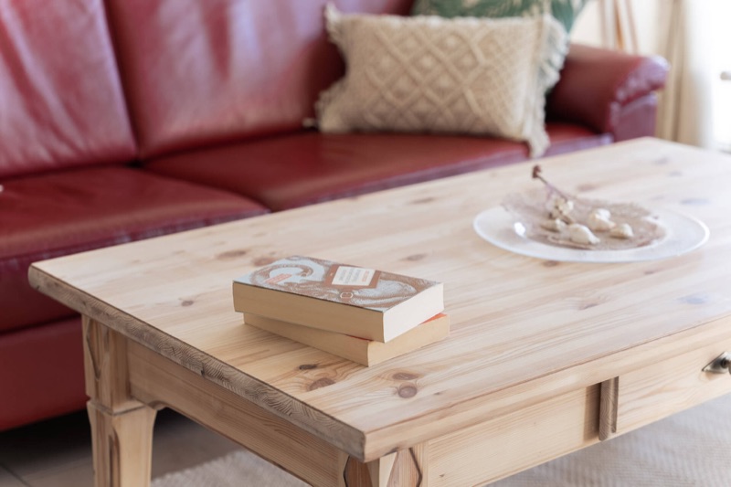 Couchtisch mit Büchern und maritimer Dekoration