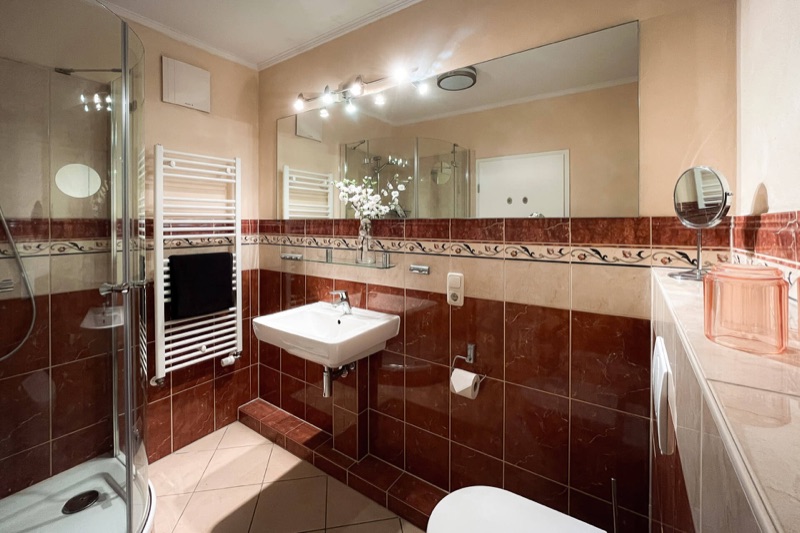 Modernes Badezimmer mit geräumiger Dusche
