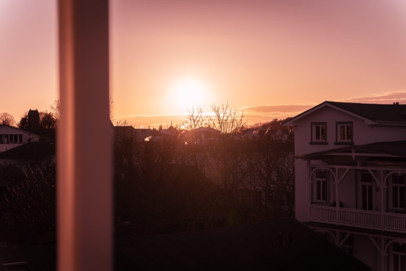 Blick aus dem Schlafzimmerfenster auf den Sonnenuntergang über Göhren